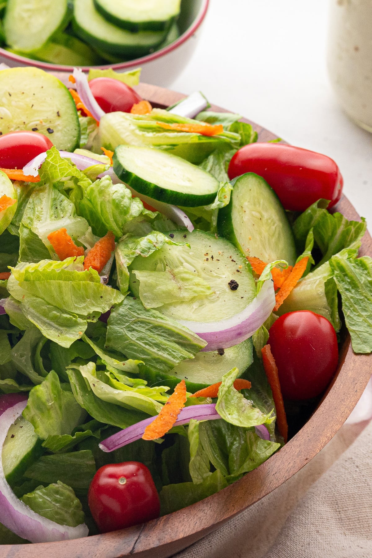 A closeup picture showing the fresh and crisp green leafy lettuce in the salad.